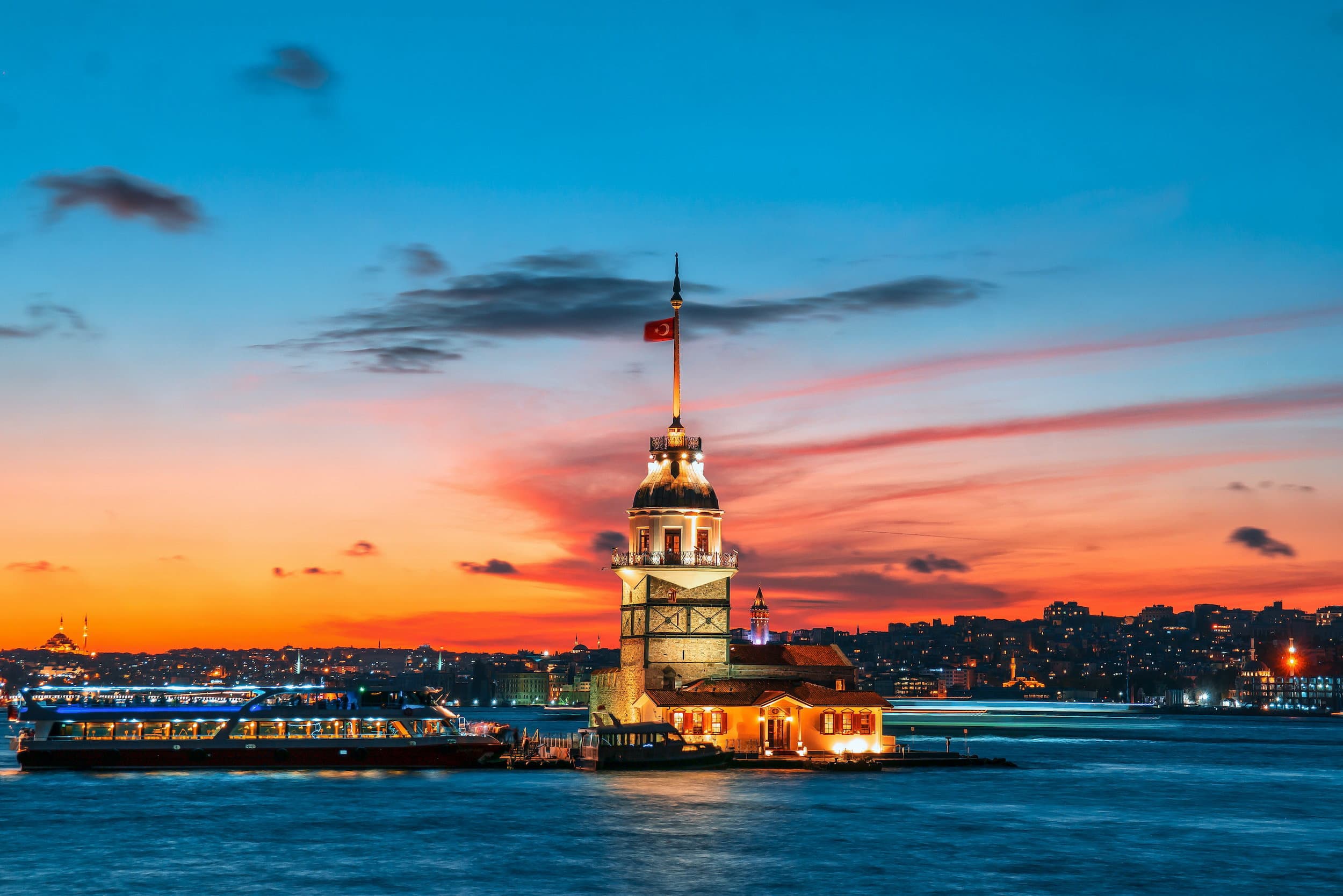 Torre de la Doncella en Estambul al atardecer.